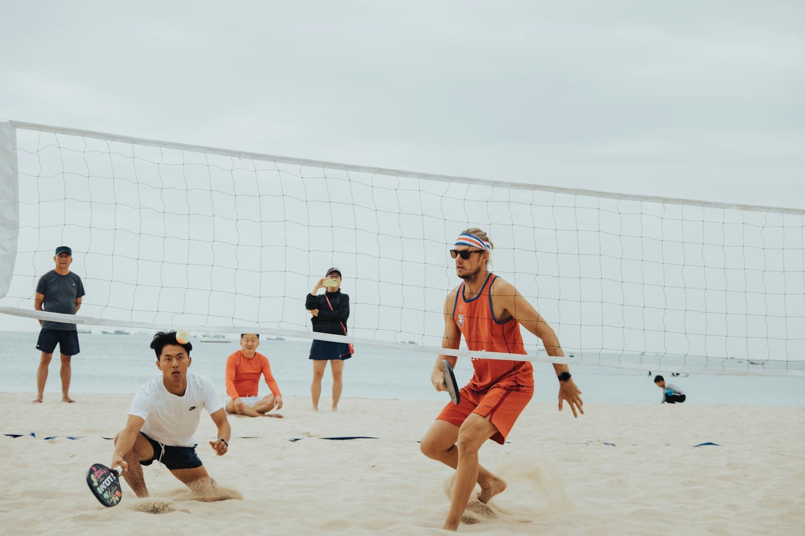 Quadra de beach tennis ao entardecer